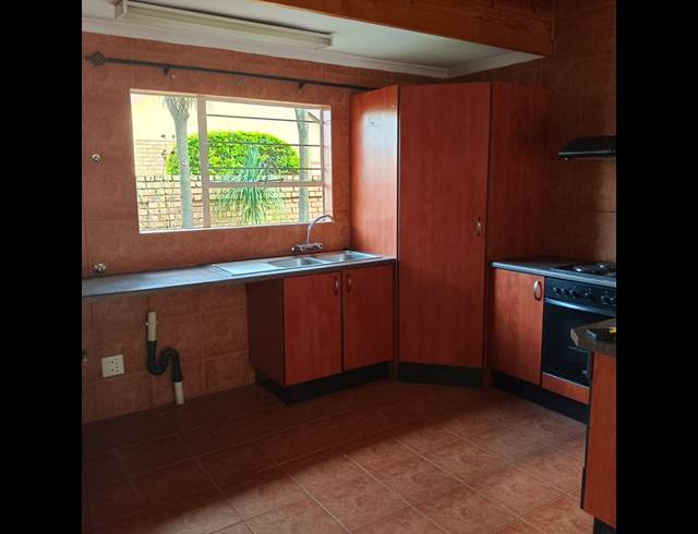 4 BEDROOM CLUSTER FOR SALE IN GLEN MARAIS